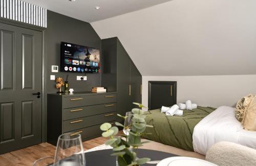 Friern Barnet Apartment | Modern Arnos Grove Studio, Air Conditioning