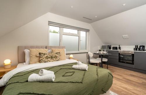 Friern Barnet Apartment | Modern Arnos Grove Studio, Air Conditioning