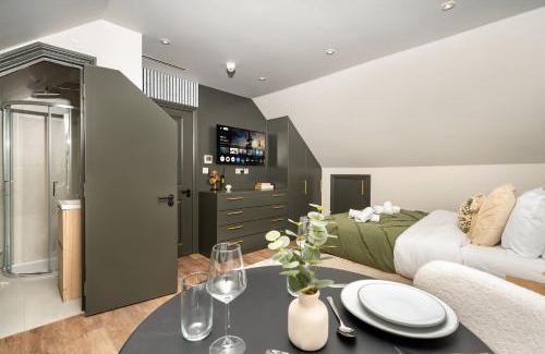 Friern Barnet Apartment | Modern Arnos Grove Studio, Air Conditioning