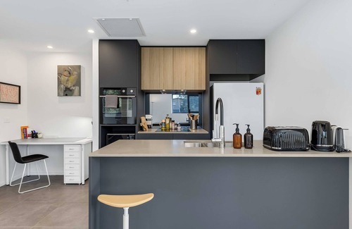 Lyneham House | Modern Artistic Apartment with Front Yard, Private Access, Family Friendly