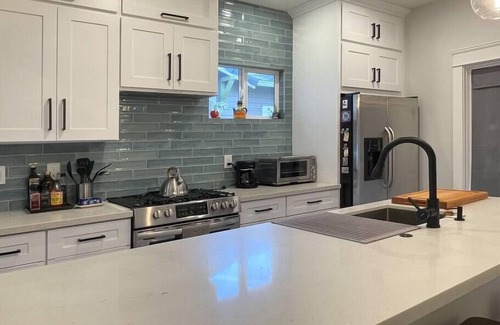 Central Sacramento House | Modern, Artsy, 2 BD, 1B Bungalow