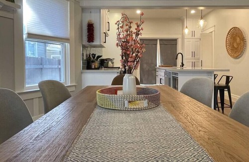 Central Sacramento House | Modern, Artsy, 2 BD, 1B Bungalow
