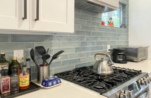 Central Sacramento House | Modern, Artsy, 2 BD, 1B Bungalow