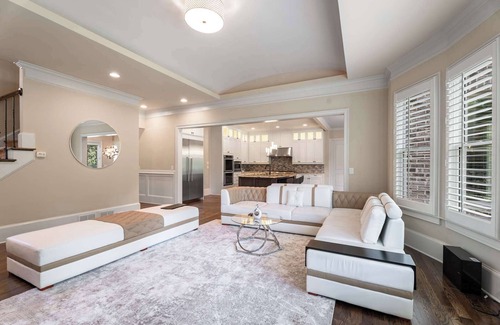 Sandy Springs House | Modern Atlanta Luxury – 5BR/5.5BA with Gourmet Chef’s Kitchen & Grand Interiors