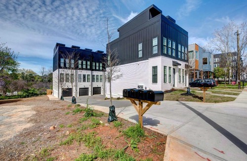 Summerhill House | Modern Atlanta Townhome Rental about 2 Mi to Downtown!