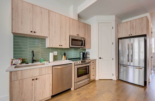 Summerhill House | Modern Atlanta Townhome Rental ~ 2 Mi to Downtown!
