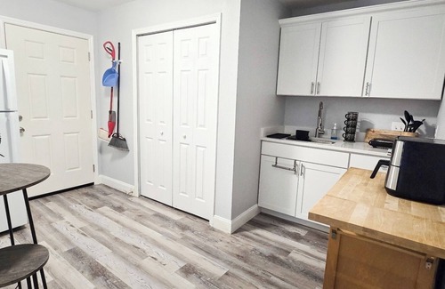Pine Hills Apartment | -Modern attached en-suite -shared pool -Orlando