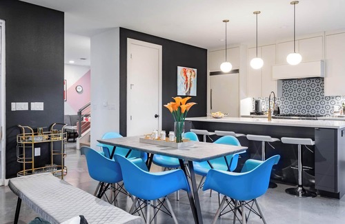 Holly House | Modern ATX Mansion Walk to 6th Street