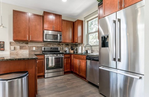 Galindo House | Modern Austin Home w/ Porch & Large Yard!