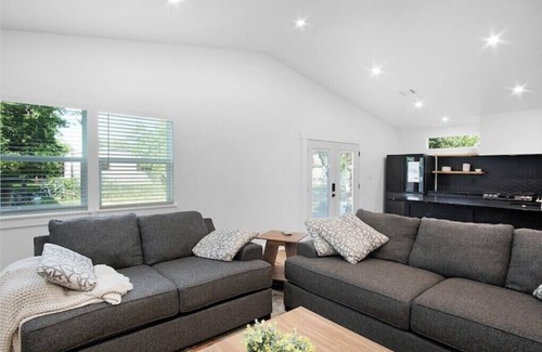 Garden Acres House | Modern Backyard Casita