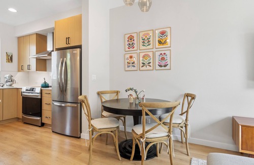 Ballard House | Modern Ballard Retreat – Walk to Cafes & Parks