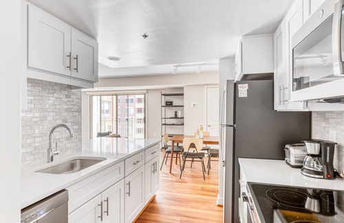 Ballston Apartment | Modern Ballston 2BR w/Concierge, W/D & Pool, near Metro, by Blueground