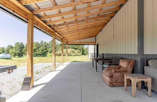 Bonnieville House | Modern Barndomanium on beautiful farm! 4 R -2.5 B