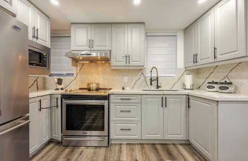 Ajax Apartment | Modern Basement Oasis: Kitchen, Bed, Bath!