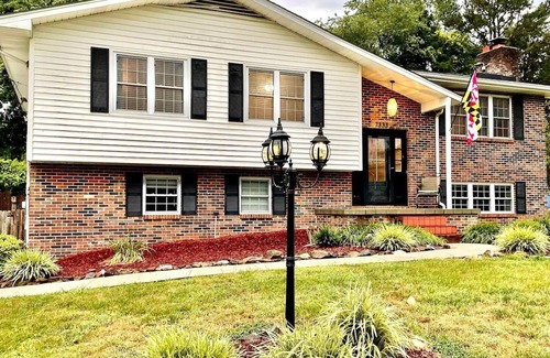 Karns House | Modern Basement Suite w/King bed and Fast wifi