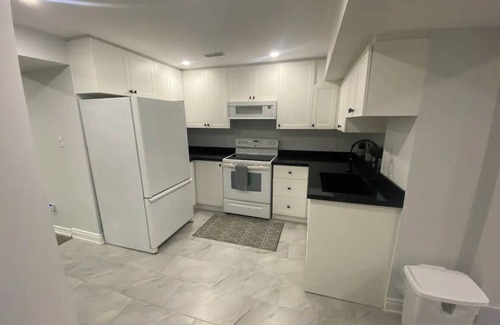 Central Erin Mills Apartment | Modern basment apartment