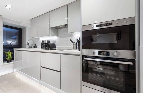 Shaftesbury Apartment | Modern Battersea Apartment - Sleeps 6 & Mini Bar