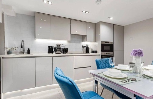 Shaftesbury Apartment | Modern Battersea Apartment - Sleeps 6 & Mini Bar