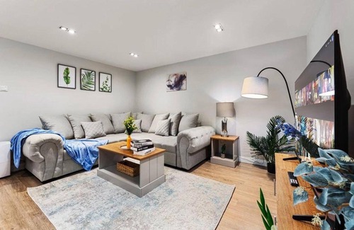 Shaftesbury Apartment | Modern Battersea Apartment - Sleeps 6 & Mini Bar