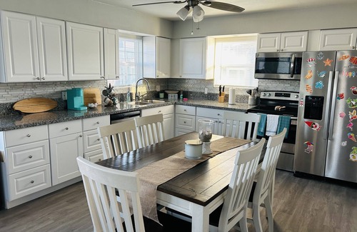 Galveston House | Modern Beach Bungalow - 10min walk to beach