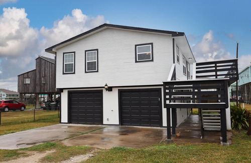 Galveston House | Modern Beach Bungalow - 10min walk to beach