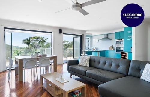 North Avoca House | MODERN BEACH HOME / STUNNING VIEW / GREAT GARDEN