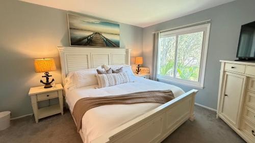 Bayview House | Modern Beach Home - Mins To Beach, Pool, Hot Tub