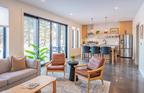 Brooklyn House | Modern Beach House | 90-Sec Walk to Pristine Beach