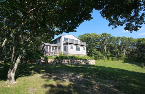 Aquinnah House | Modern beach house - Walking distance to Philbin Beach