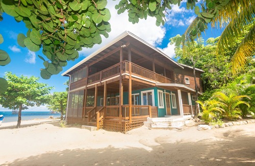 Roatan House | Modern Beachfront Casita with Dock and pool ON THE BEACH
