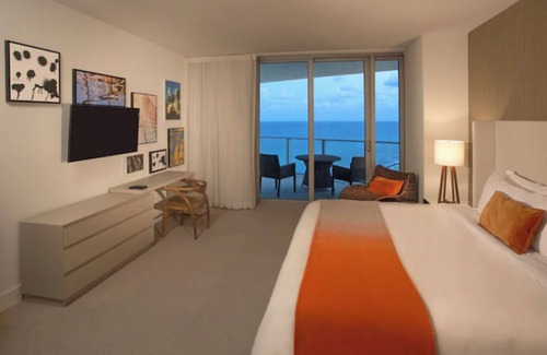 Hollywood Condo | Modern Beachfront Condo with Stunning Ocean View