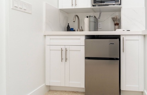 North Beach Apartment | Modern Beachfront Studio w/Beach Essentials. Just steps from the beach!
