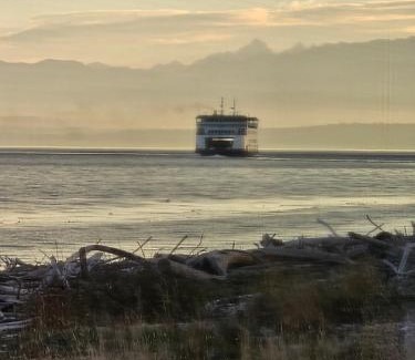 Coupeville House | Modern Beachfront Stay at the Admiralty Retreat