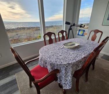Coupeville House | Modern Beachfront Stay at the Admiralty Retreat