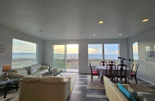 Coupeville House | Modern Beachfront Stay at the Admiralty Retreat