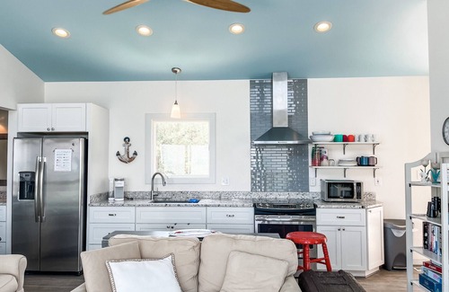 Bavon Cottage | Modern Beachfront Cottage with Endless Bay Views