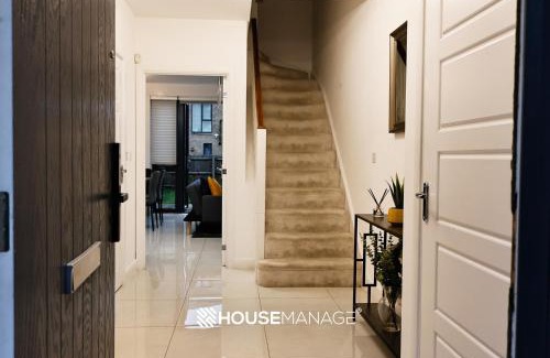 Coulsdon West House | Modern Beautiful 5 bed -Sleeps 13 - Free Parking