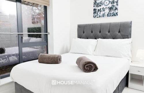 Coulsdon West House | Modern Beautiful 5 bed -Sleeps 13 - Free Parking