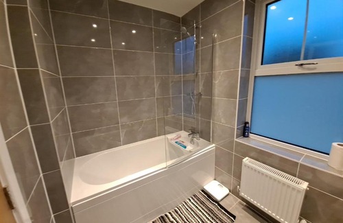 Seacroft House | Modern Bedrooms in a House