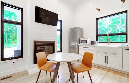 Mancelona Cabin | Modern Bellaire Cabin < 5 Mi to Lake & Slopes!