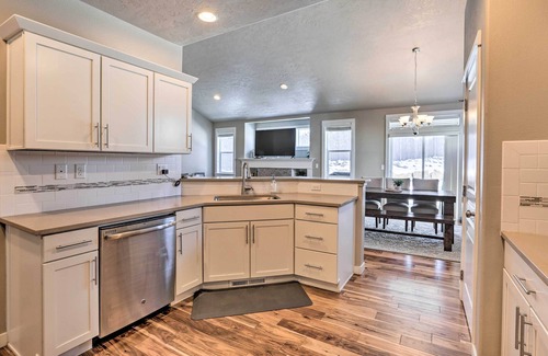 Southeast Bend House | Modern Bend Home ~ 3 Mi to Old Mill District!