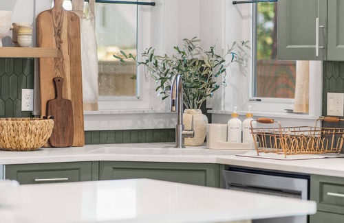 Old Farm District House | Modern Bend Home — Hot Tub, Sauna, Cold Plunge + Dog-Friendly Yard