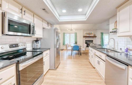 Bentonville House | Modern Bentonville Retreat - Sleeps 6 Near Trails