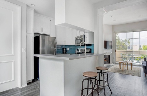 Beverly Grove Apartment | Modern Beverly Hills Jr 1BR, nr Shops & Groceries, by Blueground