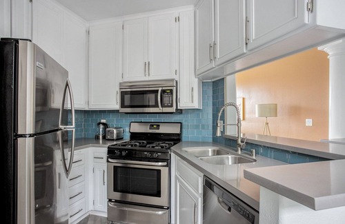 Beverly Grove Apartment | Modern Beverly Hills Jr 1BR, nr Shops & Groceries, by Blueground