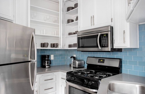Beverly Grove Apartment | Modern Beverly Hills Jr 1BR, nr Shops & Groceries, by Blueground