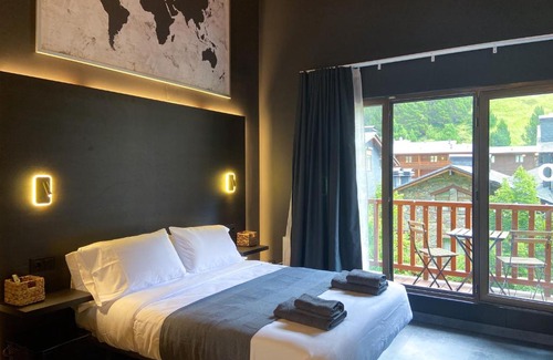 Soldeu Apartment | Modern Black Studio Penthouse En Valle De Incles - Parking Gratis l by BonesVacances