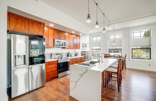 Blaine Apartment | Modern Blaine Condo Rental Less Than 1 Mi to Boat Harbor!