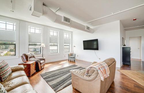 Blaine Apartment | Modern Blaine Condo Rental Less Than 1 Mi to Boat Harbor!