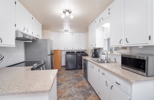 Roseburg House | Modern Bliss: Chic Retreat w/Stylish Amenities, Ideal for Vacation & Family Fun